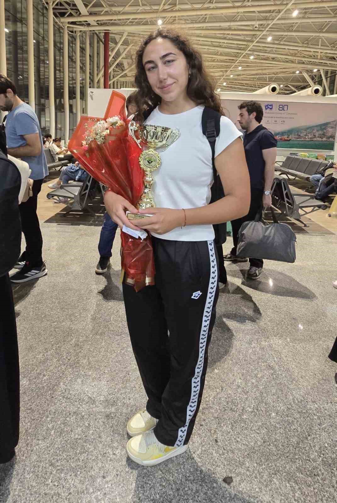 39 km mesafeyi 14 saatte yüzerek Türkiye birincisi oldu