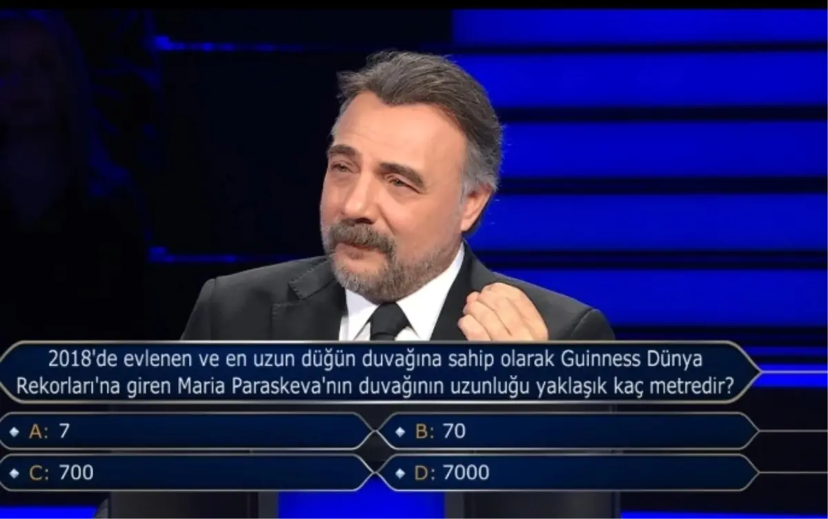 "2018'de evlenen ve en uzun düğün duvağına sahip olarak Guinness Dünya Rekorları'na giren Maria Paraskeva'nın duvağının uzunluğu yaklaşık kaç metredir