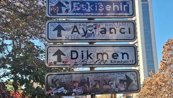 Ünlü Kızılay tabelası önünde bıçaklı kavga: 2 yaralı! Aldırış etmeden fotoğraf çektirmeye devam etti