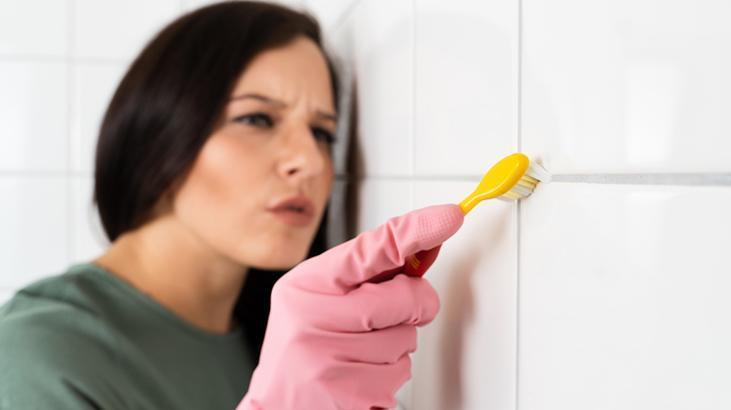 Derz aralarındaki kiri kabartıp atıyor! 5 dakikada fayansları pırıl pırıl yapan yöntem