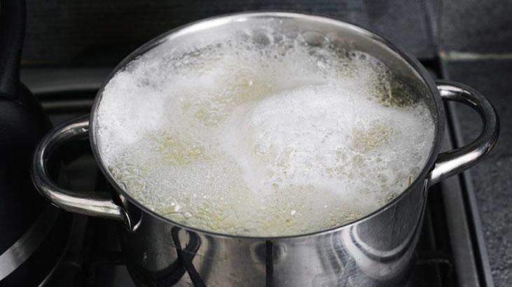 Yemek taşıyor, ocağı mahvediyor... Kaynayan tencerenin içine bu malzemeyi atın, tutucu güç