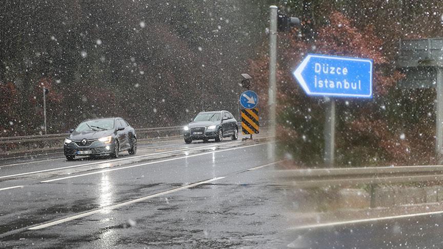 Son dakika... İstanbul'un yanı başı! Mevsimin ilk karı düştü