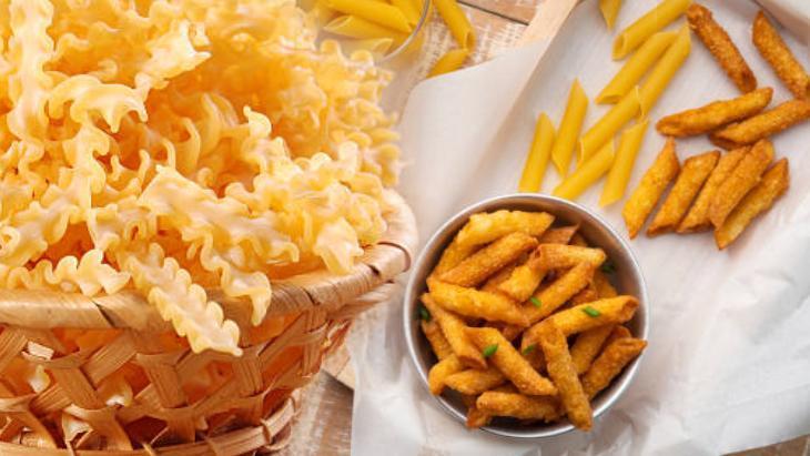 Makarnayı bir de böyle deneyin! Cipsten vazgeçirir: Çıtırdatıp peynirle karıştırın