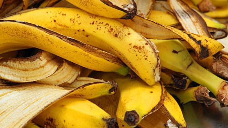 Muz kabuğunu çöpe atmayın! Akşamları doğrayıp yiyin: 2 tanesi vücudu dengeliyor