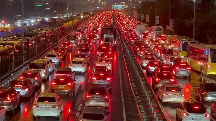 İstanbul'da trafik durma noktasına geldi! Yoğunluk yüzde 87'ye çıktı
