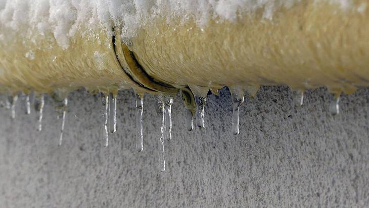 Kış bastırınca büyük bir tehlikeye dönüşüyor! Donan borular su baskınına neden olabilir