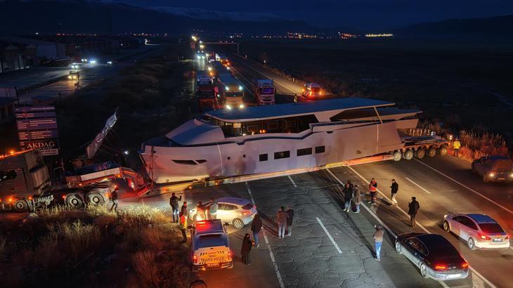 Ekipler seferber oldu! Lüks yat taşıyan TIR, kara yolu kilitleyince ortaya ilginç görüntüler çıktı