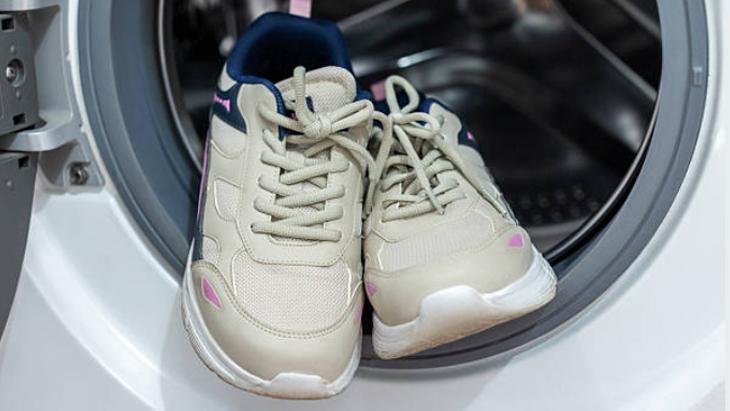 Açık renk ayakkabıların içine işleyen lekelere veda! Meğer bu kadar kolaymış