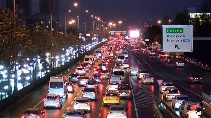 İstanbul'da trafik resmen kilitlendi! Yoğunluk yüzde 90'a çıktı