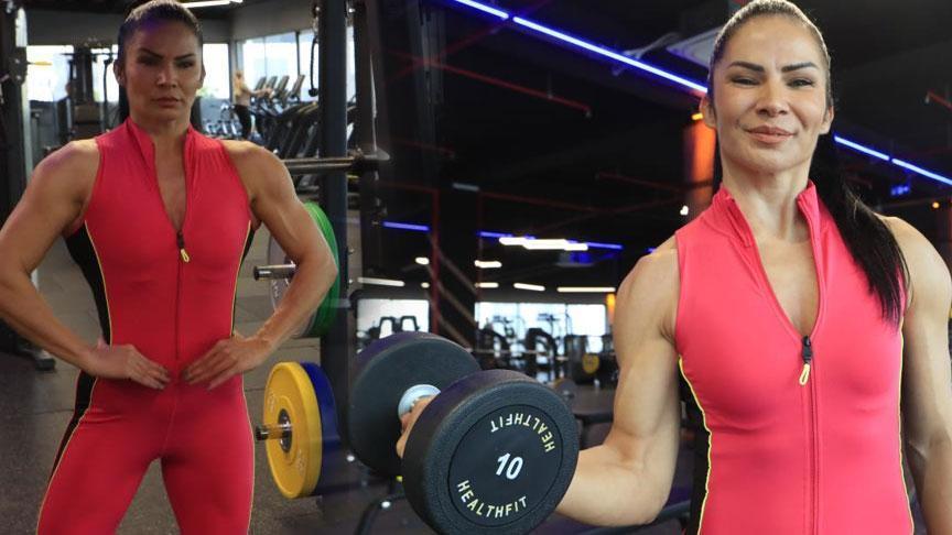 Yaşını duyan inanamıyor! Felsefe öğretmeni hobi olarak başladığı fitnessta dünya şampiyonu oldu