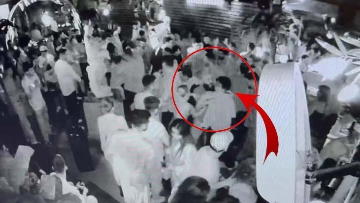 Eğlence mekanında 'sarkıntılık' iddiası kanlı bitti! Cam bardakla boğazını kesti, görüntüler kamerada