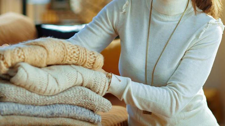 Kazak giyerken elleri kremlemek şart! Elektrik alışverişi olunca bir anda yapışıyor