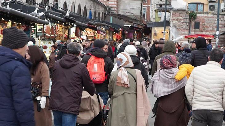 Eminönü'nde yılbaşı öncesi alışveriş hareketliliği