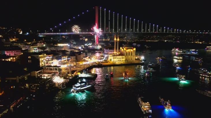 İstanbul'da yeni yıl coşkuyla karşılandı! Taksim’de insan seli, Kadıköy’de ışık şovu