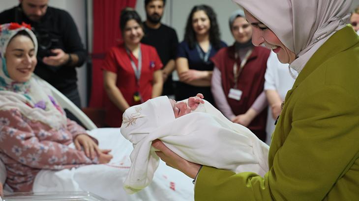 Bakanı Mahinur Özdemir Göktaş'tan yeni yılın ilk bebeklerine ziyaret