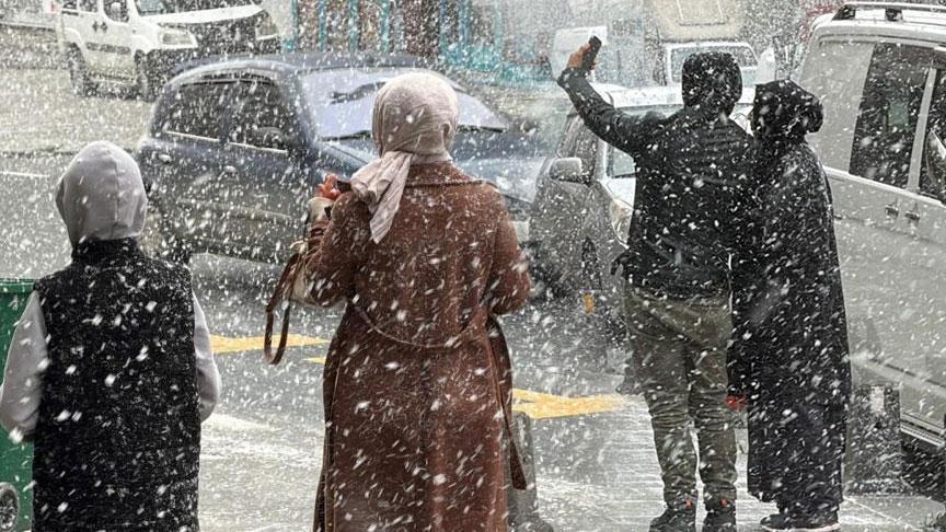 Son dakika... Meteoroloji uyarmıştı! İstanbul'da kar yağışı başladı: Saat 18.00'e kadar...