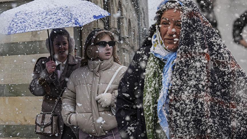 SON DAKİKA İstanbul'da lapa lapa kar yağışı başladı! Peş peş uyarılar