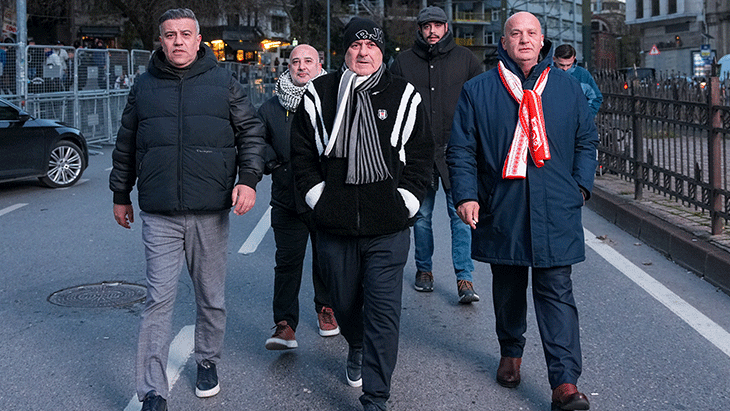 Spor camiası, Filistin'e destek olmak için Galata Köprüsü'nde buluştu