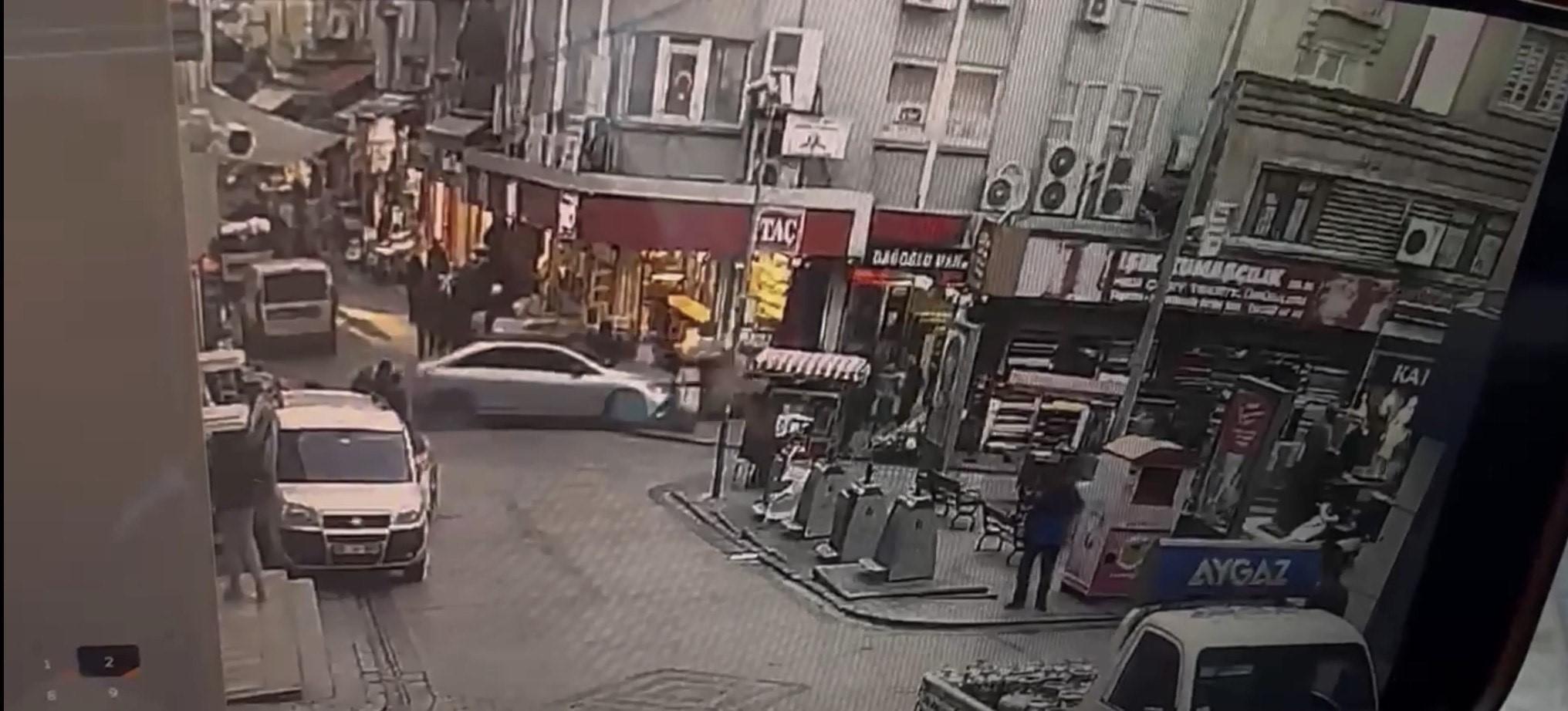 Eminönü'nde fren yerine gaza basan sürücü vatandaşların arasına daldı