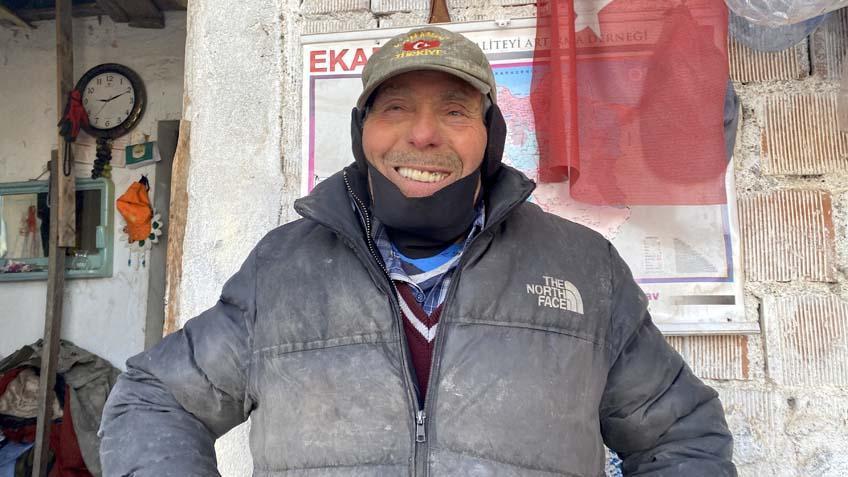 79 yaşındaki adamın bayrak hassasiyeti: Çöpte buldu, yıkadı, duvara astı