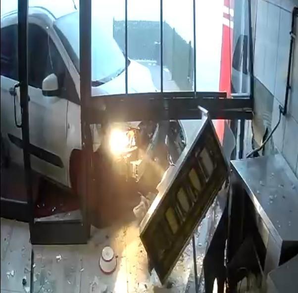 Dönercide korku dolu anlar! Lavaş getiren araç dükkana daldı