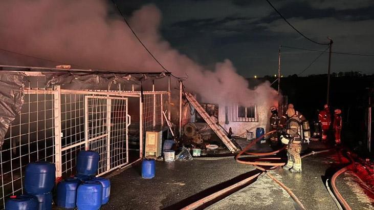 Sultangazi'de iki iş yeri yandı