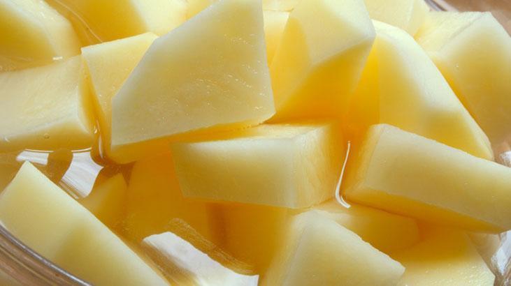 Soyulmuş patates nasıl saklanır? İki damla ekleyin, saatlerce beyaz tutuyor