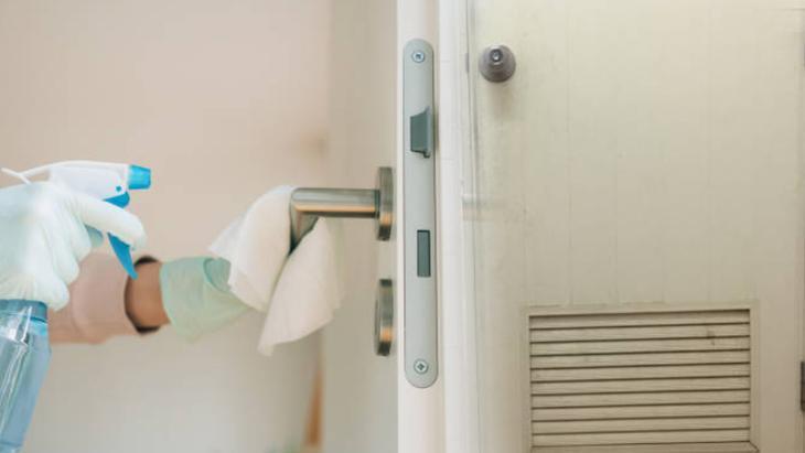 Sararmış ve eskimiş kapılar bembeyaz oluyor! 4 malzemeyle lekeleri söküp atın