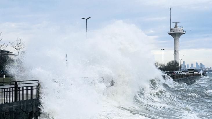 Megakenti lodos vurdu! Dalga boyu 5 metreye ulaştı