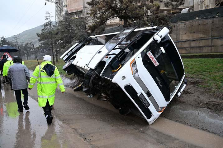 Isparta'da cezaevi ring aracı devrildi: 3 yaralı