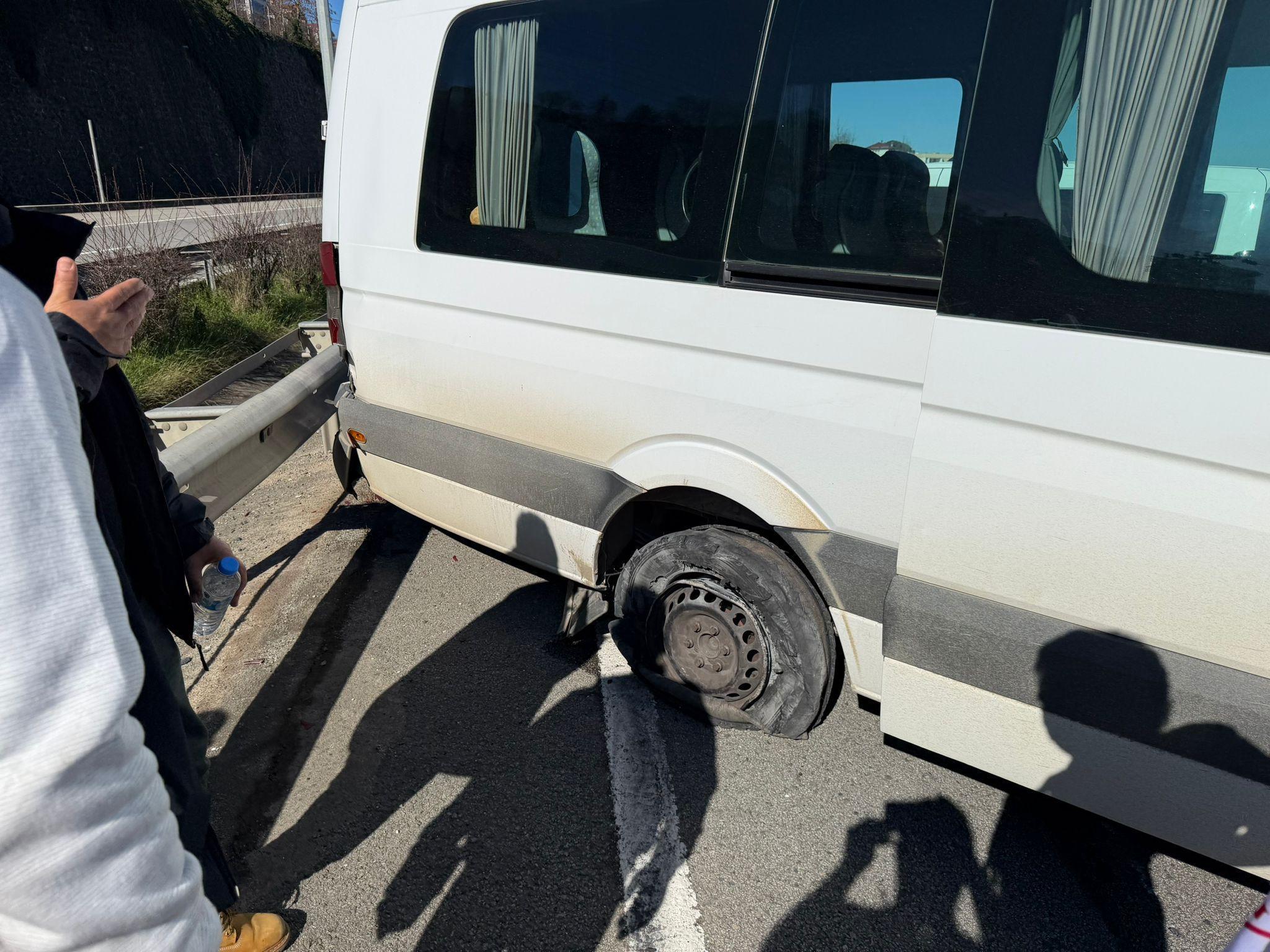 Taraftarların bulunduğu minibüsün lastiği patladı, araç refüje çarptı