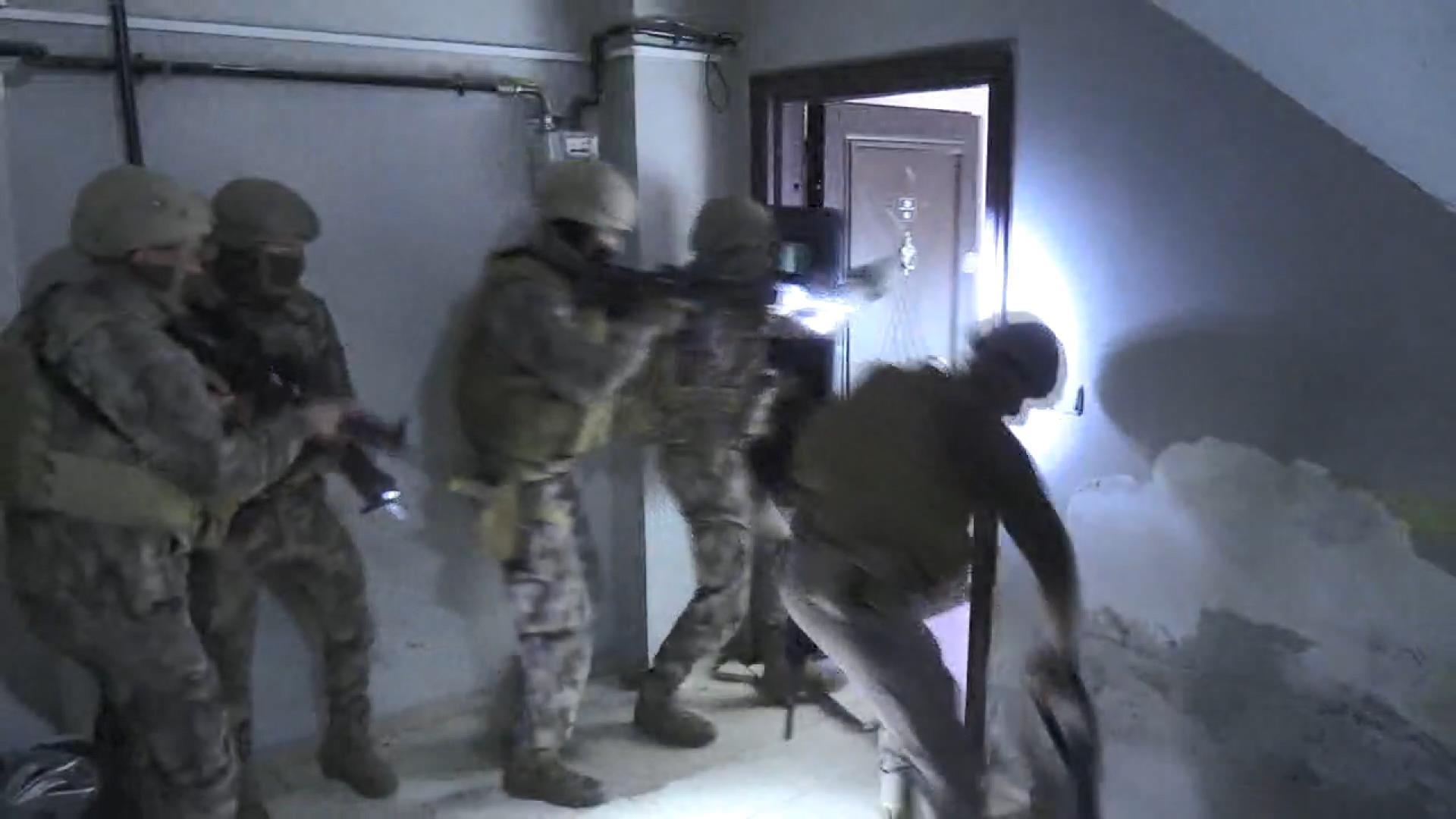 8 ilde eş zamanlı operasyon! Sahte belgelerle ikamet ağına 51 gözaltı