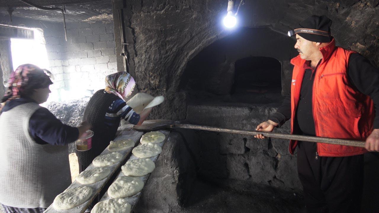 Kapadokya’nın kadınlarından ramazan mesaisi! Önce bez bebek, sonra taş fırında 100 yıllık çörek