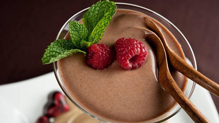 Çikolata ve kahve aynı kasede! Muhallebinin ipek gibi olması için püf noktası: Karıştır-kıs