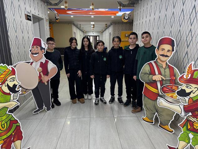 'Eski ramazanlar' bu kez okullarda yaşatılıyor! Maniler, davullar, Hacivat-Karagöz Ramazan Sokağı'nda