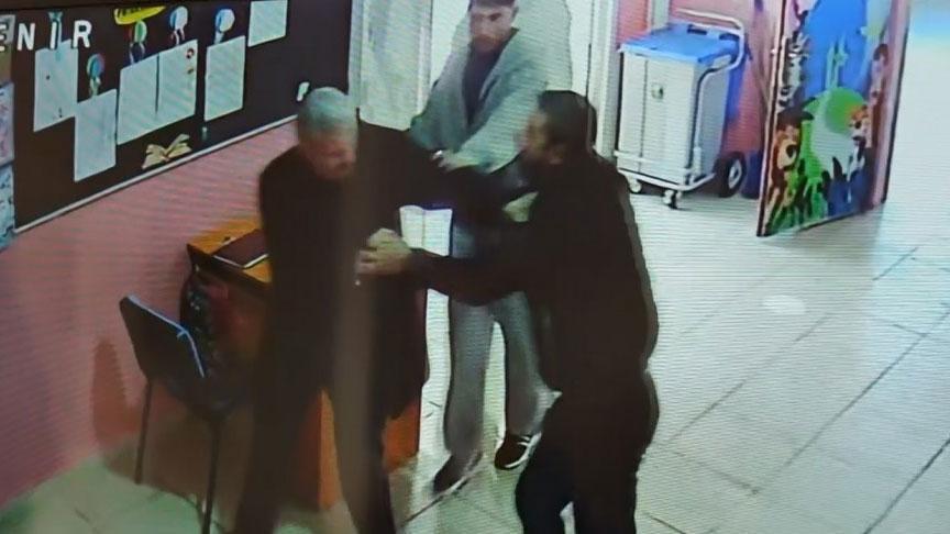 Ahlat'ta dehşete düşüren görüntü! 2 okul müdürüne saldırdı
