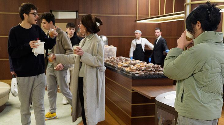 Cumhurbaşkanlığı Millet Kütüphanesi'nde ziyaretçilere sahur ikramları dağıtılıyor