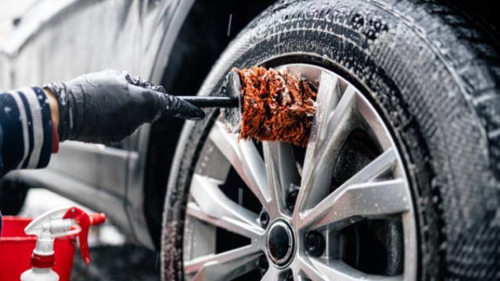 Arabanın jantlarını resmen cilalıyor! En kötü kir bile bu sabuna dayanamıyor