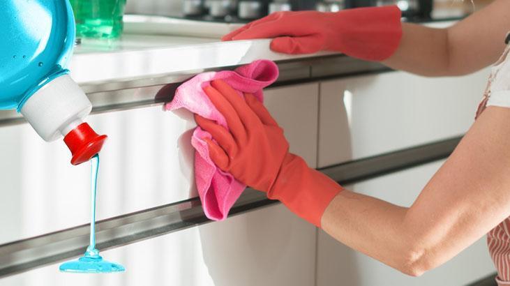 Dolapları bembeyaz yapan malzeme sadece karbonat değil! Suya 1 kaşık ekleyin, yağları eritiyor