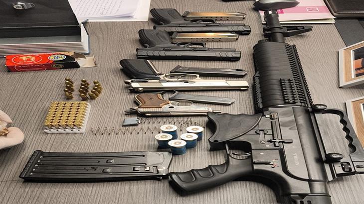 Atölyeye çevrilen evde kalem görünümlü silahlar ele geçirildi