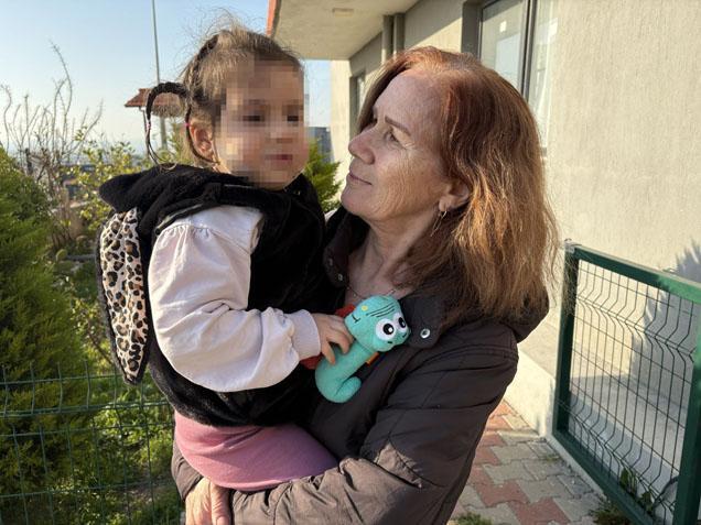 Apartman bahçesinde dehşet! Tasmasız ve ağızlıksız köpekler 3 yaşındaki Ada’ya saldırdı