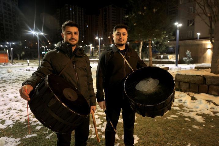 Kayseri’de iki genç sahur davulunu manilerle renklendiriyor