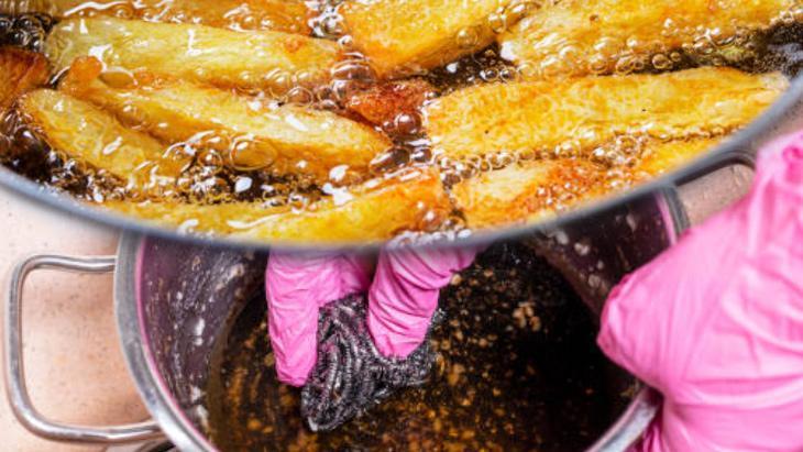 Kızartma tenceresini yeni gibi yapan yöntem! Yağı lekeyi söküp atar: Kaynat-beklet-sil