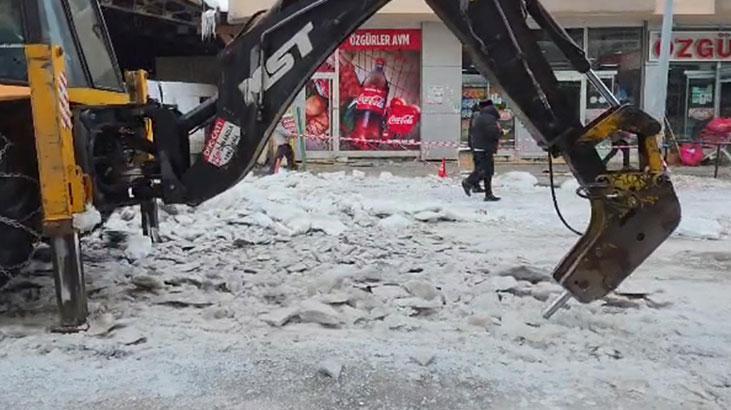 Kentte hayat durma noktasında! Yollardaki 20 santimlik but tabası iş makinesiyle temizleniyor