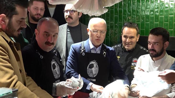 Mustafa Varank, Bursa'da geleneksel sahur programında vatandaşlarla bir araya geldi