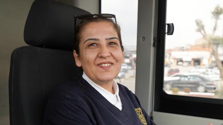'Hayalimi gerçekleştirdim' dedi, şehrin ilk kadın otobüs şoförü oldu