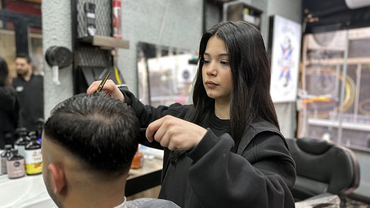 Erkek berberin çırağı Sırma: Müşteriler şaşırıyor!