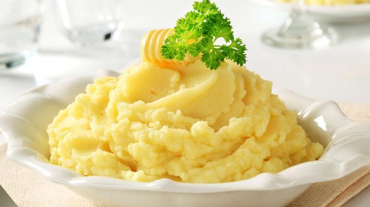 Patates püresinde herkes bu hatayı yapıyor! Süt sıcak mı dökülmeli soğuk mu?