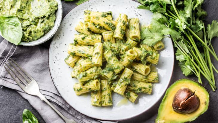 Makarna sosunu avokadolu yapın! Yeşil püreyi sıcakken karıştırın: Yapımı 15 dakika