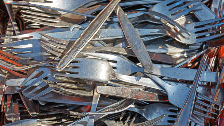 Makineden paslanmış bir şekilde çıkıyor, sorun yerleştirme şekli! Bu macun çatal bıçakları ay gibi parlatıyor